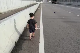 待产孕妇带着2岁孩子，从新加坡走路去马来西亚图片