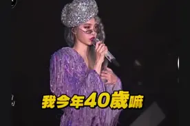 蔡依林身穿深v长裙大露事业线，声称：40岁是个很棒的年纪图片