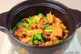 鸭肉怎么焖才好吃？厨师长教你做法，出锅鲜香四溢，鲜嫩入味图片
