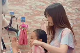 李小璐给女儿剪发，帮女儿电发还染指甲，同款造型跳舞比心好温馨图片