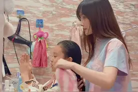李小璐给女儿剪发，帮女儿电发还染指甲，同款造型跳舞比心好温馨图片