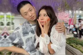 网红药水哥官宣恋情！女友肤白貌美长腿瞩目，两人当众搂抱太甜蜜图片