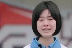 嫌弃爸爸显老，女儿从不让他开家长会，镜头转向父亲引泪目图片