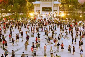 中年妇女为什么喜欢去跳广场舞？只为跳舞吗？看完就知道答案了图片