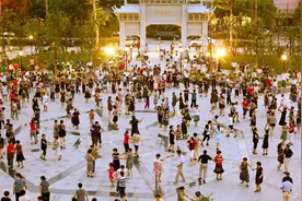 中年妇女为什么喜欢去跳广场舞？只为跳舞吗？看完就知道答案了图片