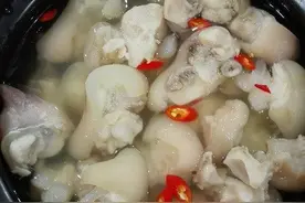 把猪蹄放在冰水中，很多人都不知道有何用？爸爸教的食谱，太赞了图片