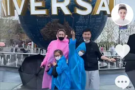 刘和刚一家四口外出游玩，一双儿女超像爸爸，手上两根棒子700块图片