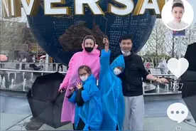 刘和刚一家四口外出游玩，一双儿女超像爸爸，手上两根棒子700块图片