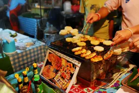 河南大姐摆摊做小吃，只卖4小时7成利润，4套房4辆车轻松拿下图片