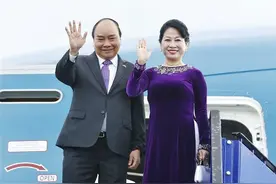 越南总理夫人大饼脸也高级？痴迷紫色很贵气，与老公夫妻相太登对图片