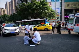 老人被车撞伤情况危急，警用摩托车开道火速护送伤者就医图片
