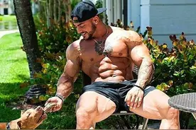 做俯卧腿弯举时，用这个训练技巧，可以让你练腿时不腰疼图片