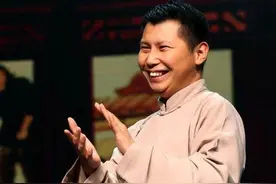 曾背叛恩师郭德纲的何云伟，如今也被自己的徒弟给摆了一道图片