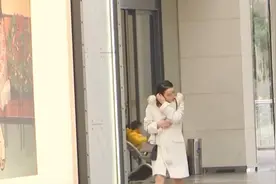 女模特和男网友奔现一顿火锅2万多，称吃饭时被袭胸，男子中途溜走：感觉被骗才离开，已支付一半饭钱图片