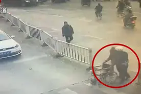 交警霸气停车 护送老人过马路视频封面