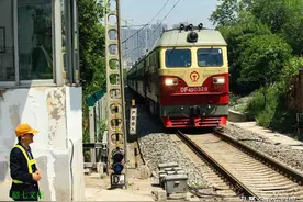 中国第一次铁路大提速的主力机车，东风DF4D准高速内燃机车图片