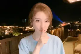 冯提莫爷青回户外直播，露台上唱华晨宇的歌，路人大喊：超好听图片