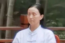 49岁陶虹打坐照曝光，一身素衣全素颜示人，被吐槽太显老像老太太图片