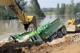 河南卫河决堤有多险？拿十多辆卡车堵洪水口，没有其它的办法吗？图片