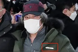 素媛案罪犯所穿羽绒服牌子曝光，品牌方：恳请媒体给我们商标打码图片