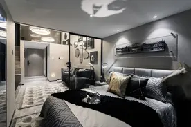 悬在百米高空中，西安首个玻璃透明无边际泳池来了图片