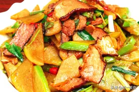 炒腊肉时，不能洗净后直接炒！少了这2步，腊肉干硬、香味还不足图片
