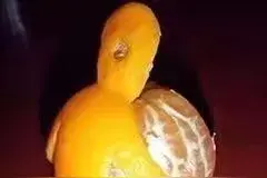 注意！橘子虽好，但吃太多当心变成小黄人！图片