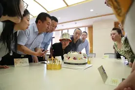 温情丨一起唱：祝你生日快乐~图片