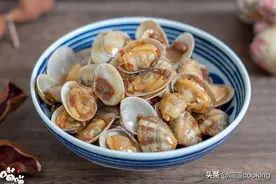 晚餐炒一盘酱香花甲，肉鲜味美，一口一个，好吃又下饭图片