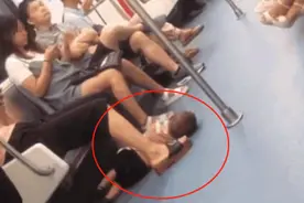 地铁上，男孩睡在妈妈脚下，当看到孩子的手，乘客果断报警图片