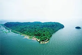 君山有一条公路，修建在洞庭湖水面上，美得令人窒息！图片