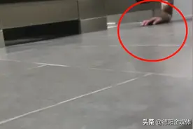 视频曝光！德阳一男子竟潜入女厕偷窥！当场被抓！太龌龊了图片