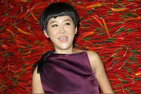 蓝心湄年近六十也不服老，狗啃刘海一般人难驾驭，生图看不出皱纹图片