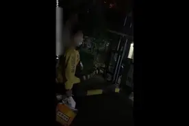 南宁一外卖员尾随业主进小区 被拦停后骂保安是“畜生”视频封面