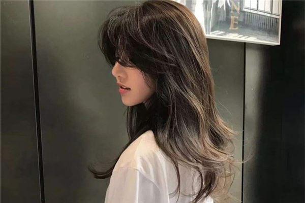 年纪轻轻就有秃顶危机？防脱发洗发水走起，秀发慢慢“柔顺亮滑”