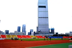 深圳规模最大的本科院校，周围都是摩天楼，录取分数一路攀升图片