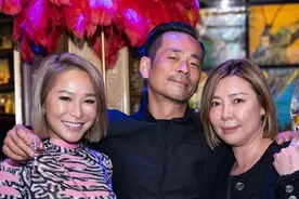 洗米华夫妇合体为富婆干妈庆生，他搂着正室及女友人一脸得意图片