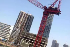 香港澳门常见的动臂式塔吊，大陆地区为什么那么少见呢？图片