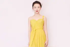 周冬雨穿黄色真显白，雪纺裙只靠一条带子撑住，却穿出了好气质图片