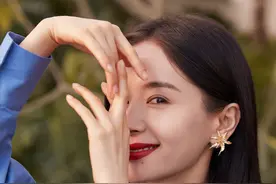 贴脸杀、眼神杀、搂脖杀，王子文的恩爱秀得越来越花式图片
