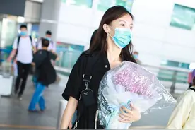 “浪姐”金晨素颜抗打状态佳 笑眼温柔获粉丝送花图片