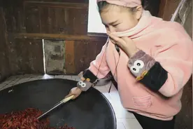 媳妇用大锅炒干辣椒，被呛得受不了，做点辣椒粉不容易呀