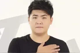 于谦为闫学晶儿子主持拜师仪式，满脸通红疑喝不少，一瓶酒4位数图片