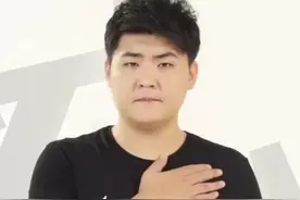 于谦为闫学晶儿子主持拜师仪式，满脸通红疑喝不少，一瓶酒4位数图片