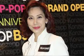 邝美云美貌不再，气质依旧，白色上衣配半身裙清爽简约，气质惊艳图片