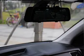 前后双录，告别雨天的“后顾”之忧——70迈流媒体记录仪图片