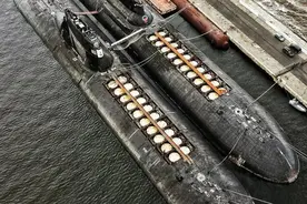 在港口的“台风”级弹道导弹核潜艇 导弹发射筒一目了然图片