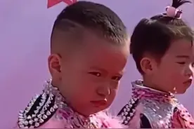 甘肃一孩子参加幼儿园表演，被迫营业表情笑翻老爸：和我心情一样图片