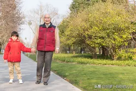 孩子上幼儿园，谁来接送孩子，能看出家庭的很多问题图片