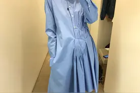 入春的第一件压褶简约连衣裙，凸显气质女人味图片